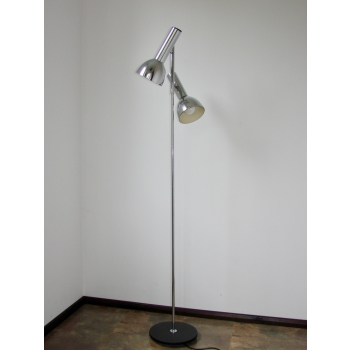 Chromowana lampa podłogowa w stylu lat 70.